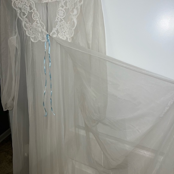 Vintage sheer white long robe lingerie with blue ribbon and lace floral pattern - Picture 9 of 10